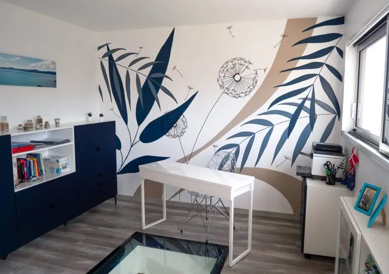 Fresque murale décorant un bureau avec des motifs végétaux, bleu marine et beige, pissenlit et feuilles tropicales