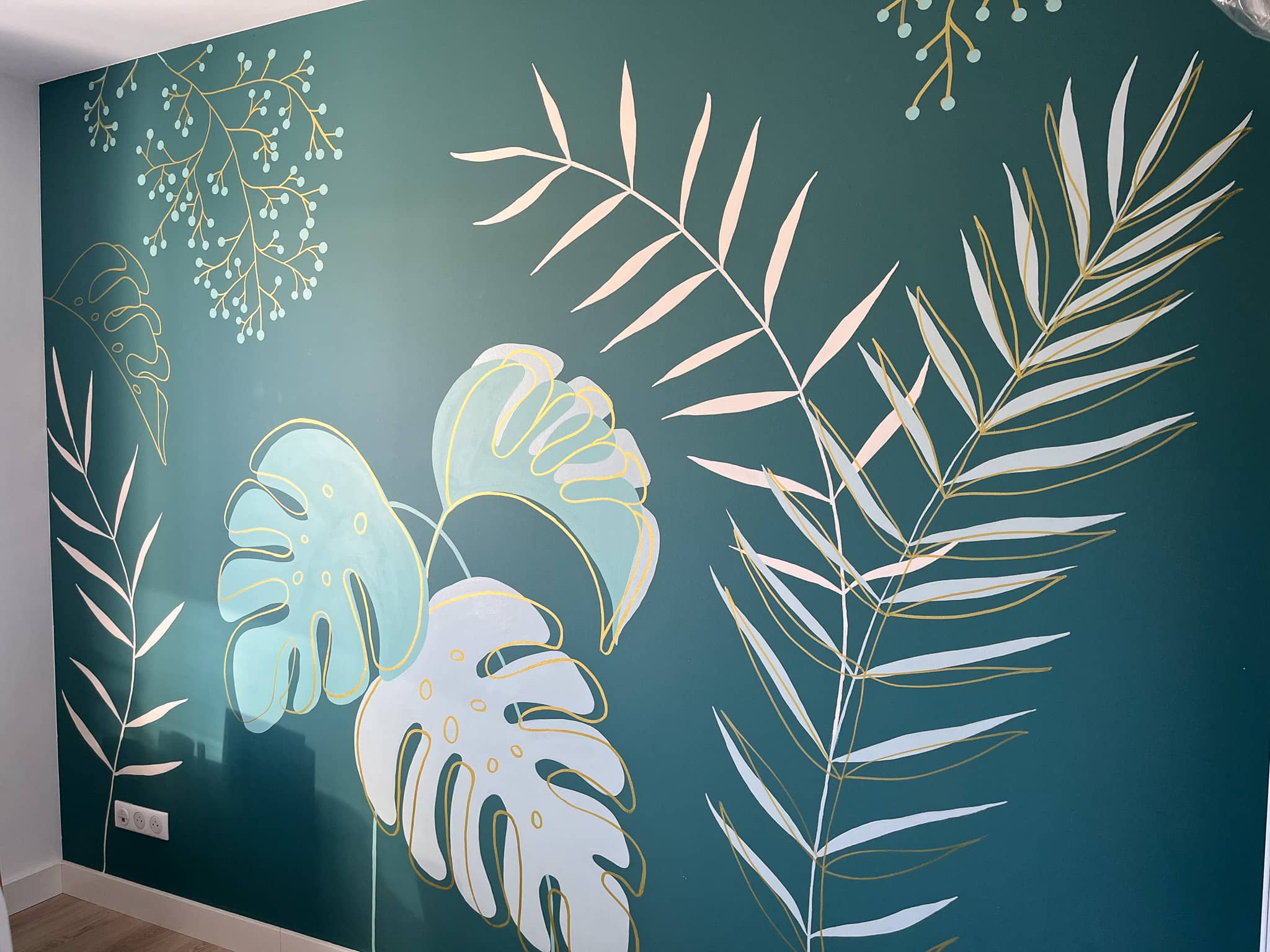 fresque-murale-chambre-adolescente-tropicale-vert Fresque murale chambre adolescente fond vert canard, monstera et palmiers blanc et doré