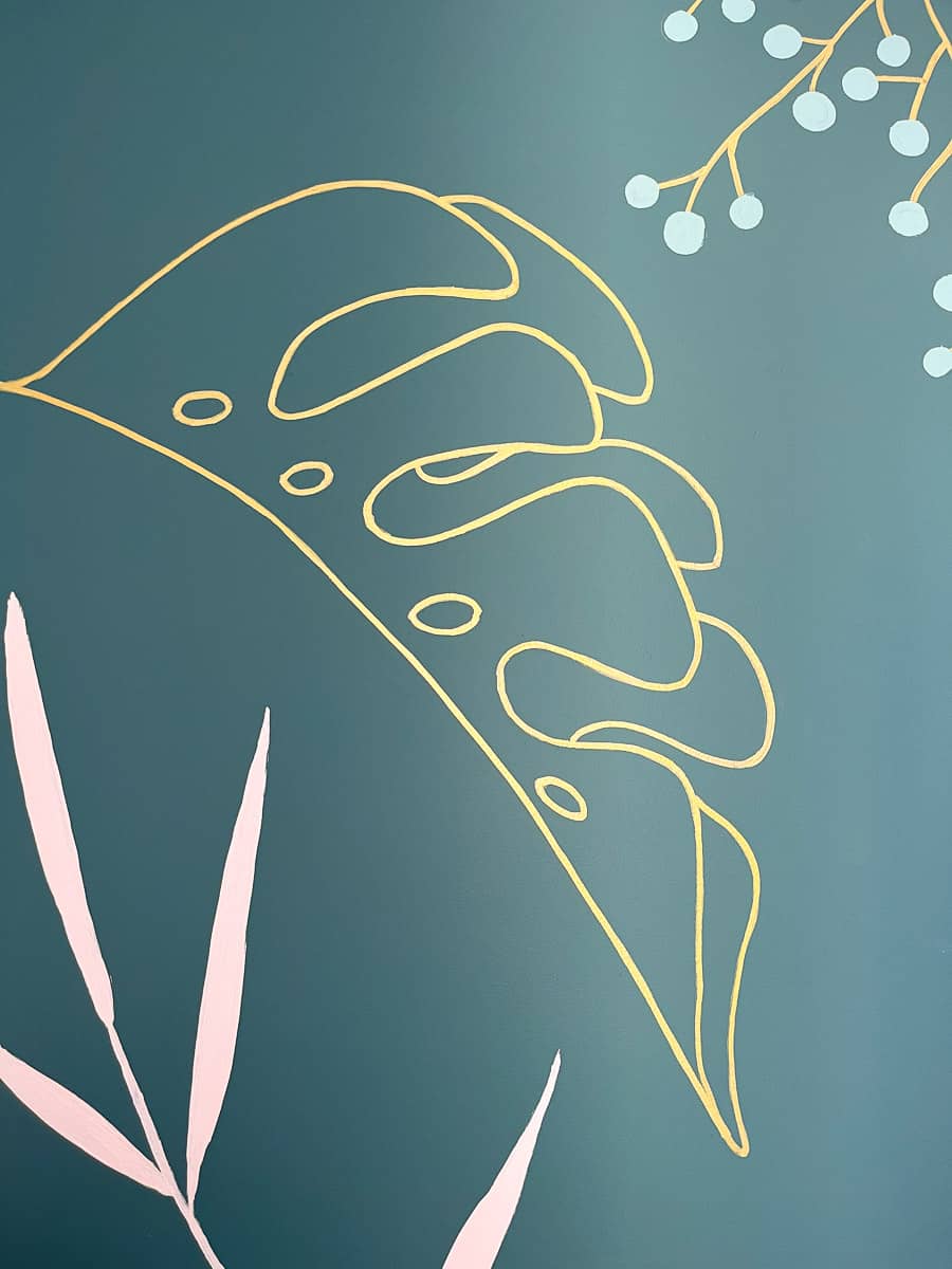 Fresque murale chambre adolescente peinte sur mesure. Gros plan sur les feuilles de monstera en lignes dorées