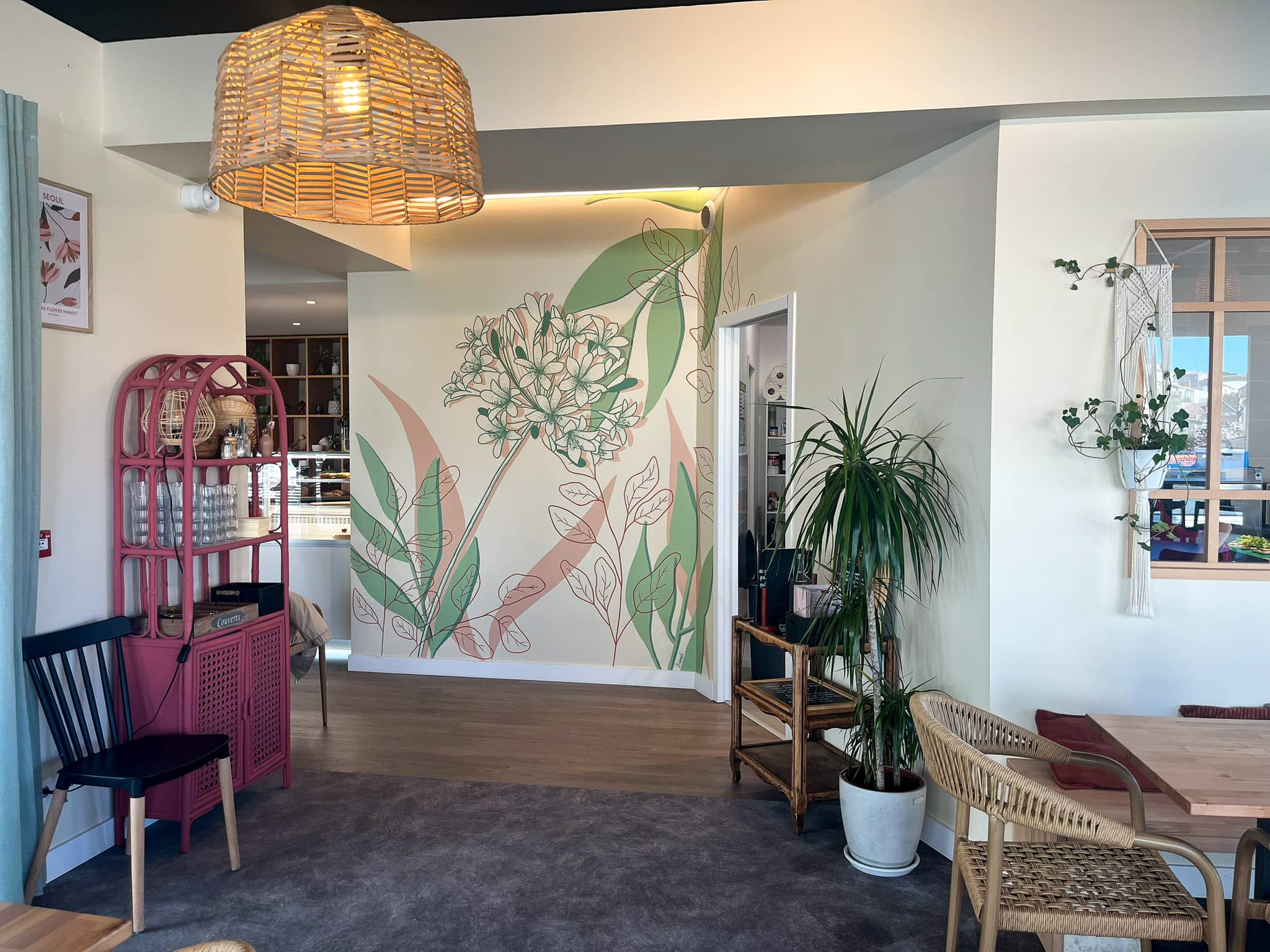 fresque-murale-restaurant-botanique-rose-vert Fresque murale restaurant aux motifs botaniques rose et vert, agapanthe et feuillages graphiques sur mur blanc