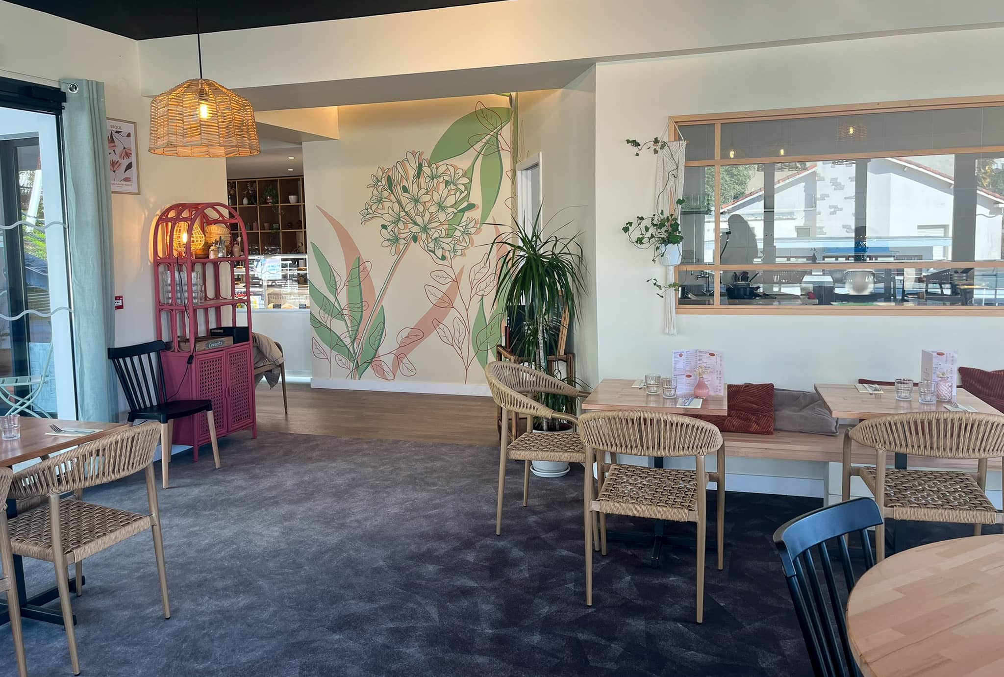 Fresque murale restaurant peinte sur mesure : agapanthe et feuillages en rose poudré et vert sauge sur fond blanc crème. Une décoration murale végétale qui crée une identité visuelle forte et une ambiance chaleureuse pour vos clients. Vue élargie